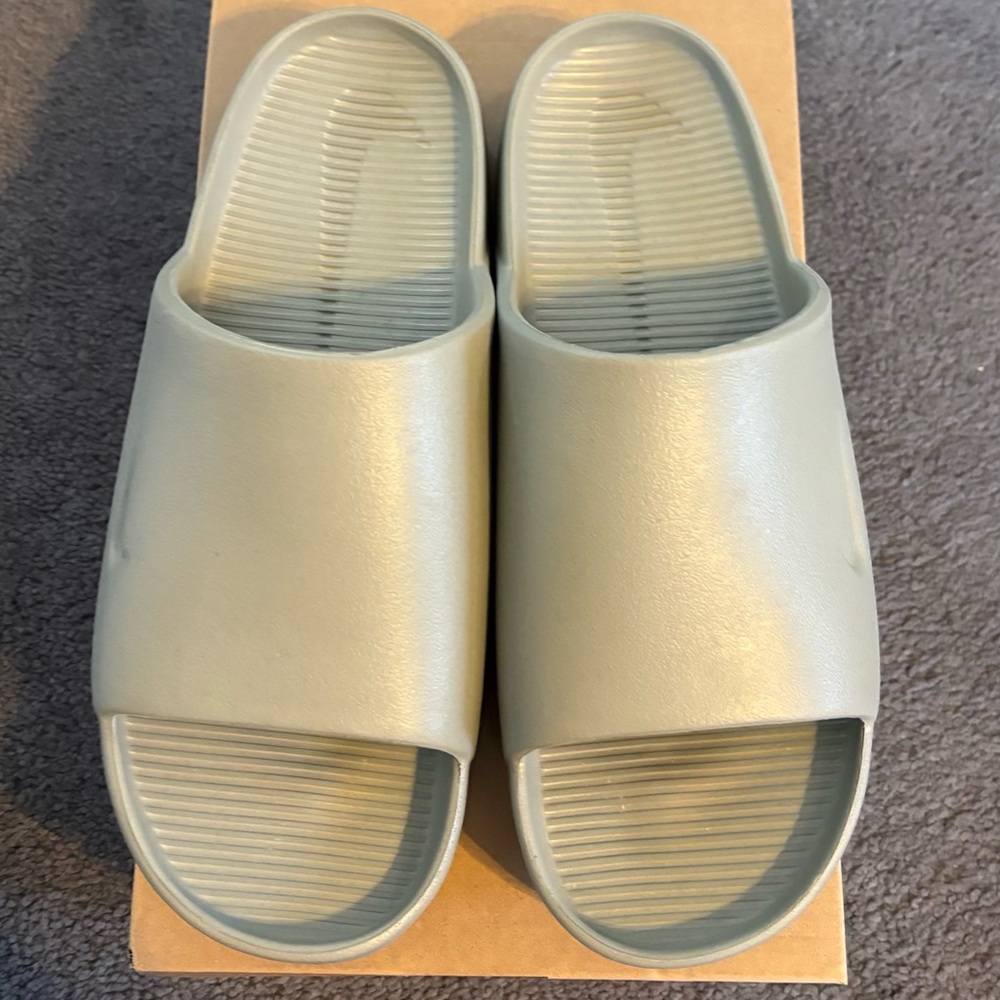 NIKE Calm Slides